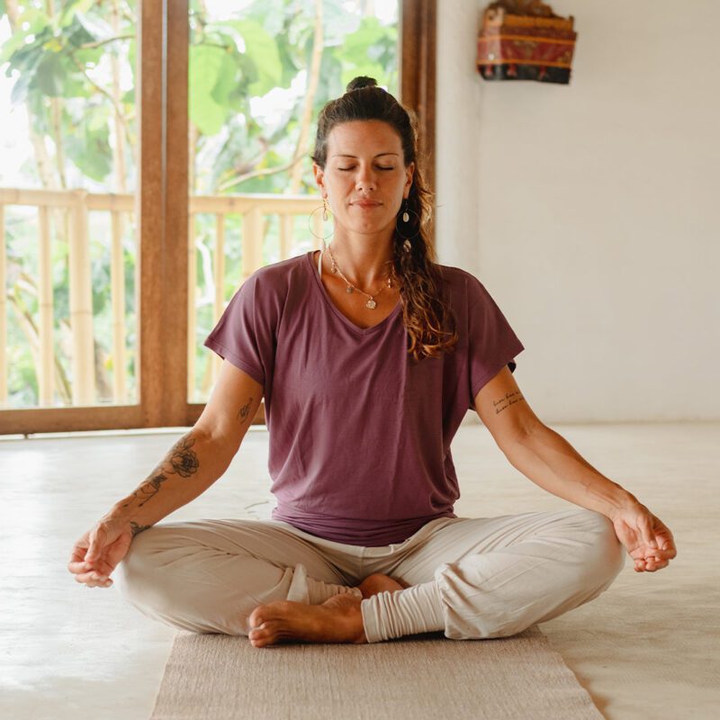 donna seduta in meditazione